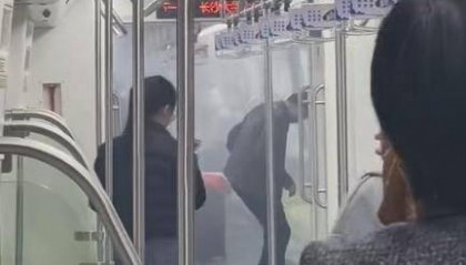长沙地铁内女生衣服自燃后地铁门未打开？官方称系充电宝自燃