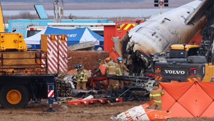 韩客机碰撞起火前6分钟，塔台曾发警告！资深机长：鸟击通常不会造成起落架不能放出