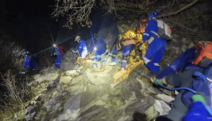 男子带娃登山突然倒地去世，8岁孩子：以为爸爸只是睡着了……