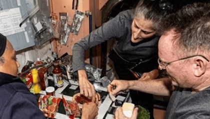 美滞留太空女宇航员被曝瘦成锥子脸，本人回应：只是体液转移，目前身体机能正常