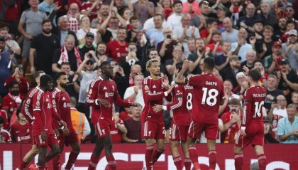 利物浦是1960年的纽卡后，英超首支每场丢2球但前2轮全胜的球队