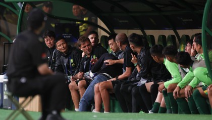 倒霉！国安主帅被本队球员解围误伤 伤口触目惊心