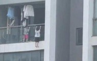吓人！幼童悬空挂13楼阳台外玩“引体向上”，街道办回应