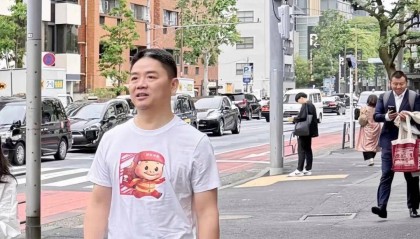 刘强东现身日本街头：穿猪猪侠T恤，背后还有京东外卖的二维码