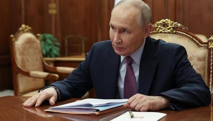 难怪3年都打不垮乌克兰，大批列车越过乌波边界，普京将迎战？