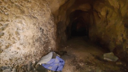 云南巧家警方抓获一名网逃人员：带70余万现金“隐居”山洞，昼伏夜出