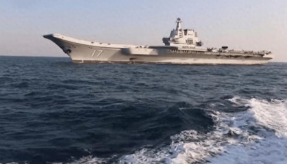 日舰大波号“横切”山东舰，台海局势再添变数，日本对华军事意图暴露无遗！