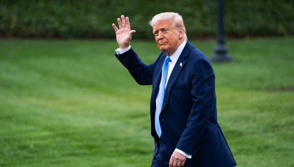 “中美签了”！特朗普终于松口气，中美达成多项协议，稀土稳了？