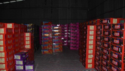 自贡一仓库存放1万余件烟花爆竹存重大安全隐患 警方立案，4人被采取刑事强制措施