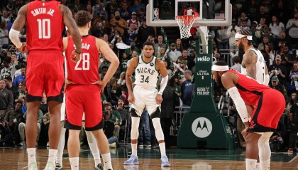 杜兰特31+7字母哥空砍37分 火箭逆转雄鹿