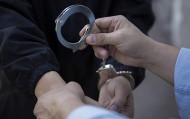 家长质疑校服质量被拘7天，网络维权的边界在哪