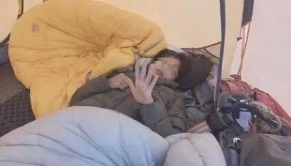 17岁男孩在雪山5500米处睡一觉后突然无法说话，只能眨眼，还出现幻觉，最终花6万元被拖下山