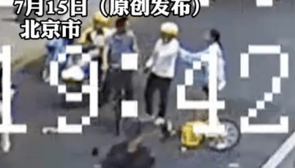 14岁女孩骑车时被男子故意别入机动车道，警方通报：行拘！