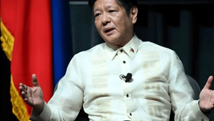 马科斯根本无法控制，菲民众冲上街头向政府示威，中使馆发出预警，黄溪连大使道别