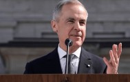 不敢硬刚美国，加拿大通知中国：加税25%！中方转手将订单给了澳大利亚，卡尼想搞事？