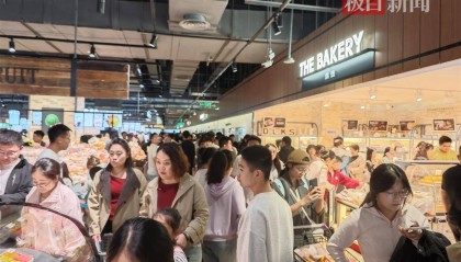 中秋夜的新乡胖东来能有多少人？多个收银口排起长队，有顾客举着购物篮在人群中穿行