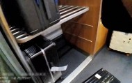 姑娘坐高铁行李箱被人拿走，里面有价值10万元的黄金珠宝！民警通过贴纸上的“LT4302”找到