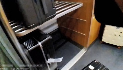 姑娘坐高铁行李箱被人拿走，里面有价值10万元的黄金珠宝！民警通过贴纸上的“LT4302”找到
