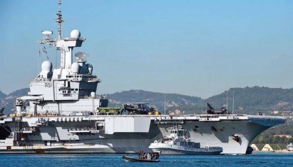 停靠琉球遭拒，苏35飞过甲板，中俄日皆不留情，法国航母自讨烦恼