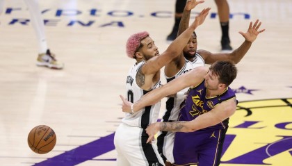 东契奇21+14+9里夫斯30分 湖人轻取马刺两连胜