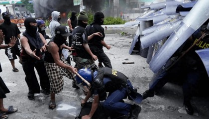 菲总统府前被烧出一片火海，马科斯下落不明，菲律宾全国超20城全乱了