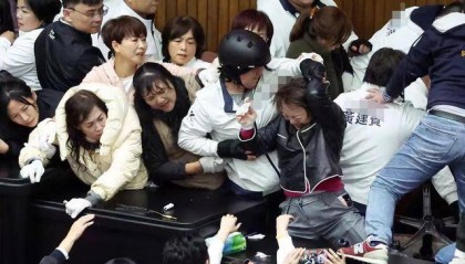 民进党18位民代集体缺席，蓝营青年痛批“根本是愧对支持者”