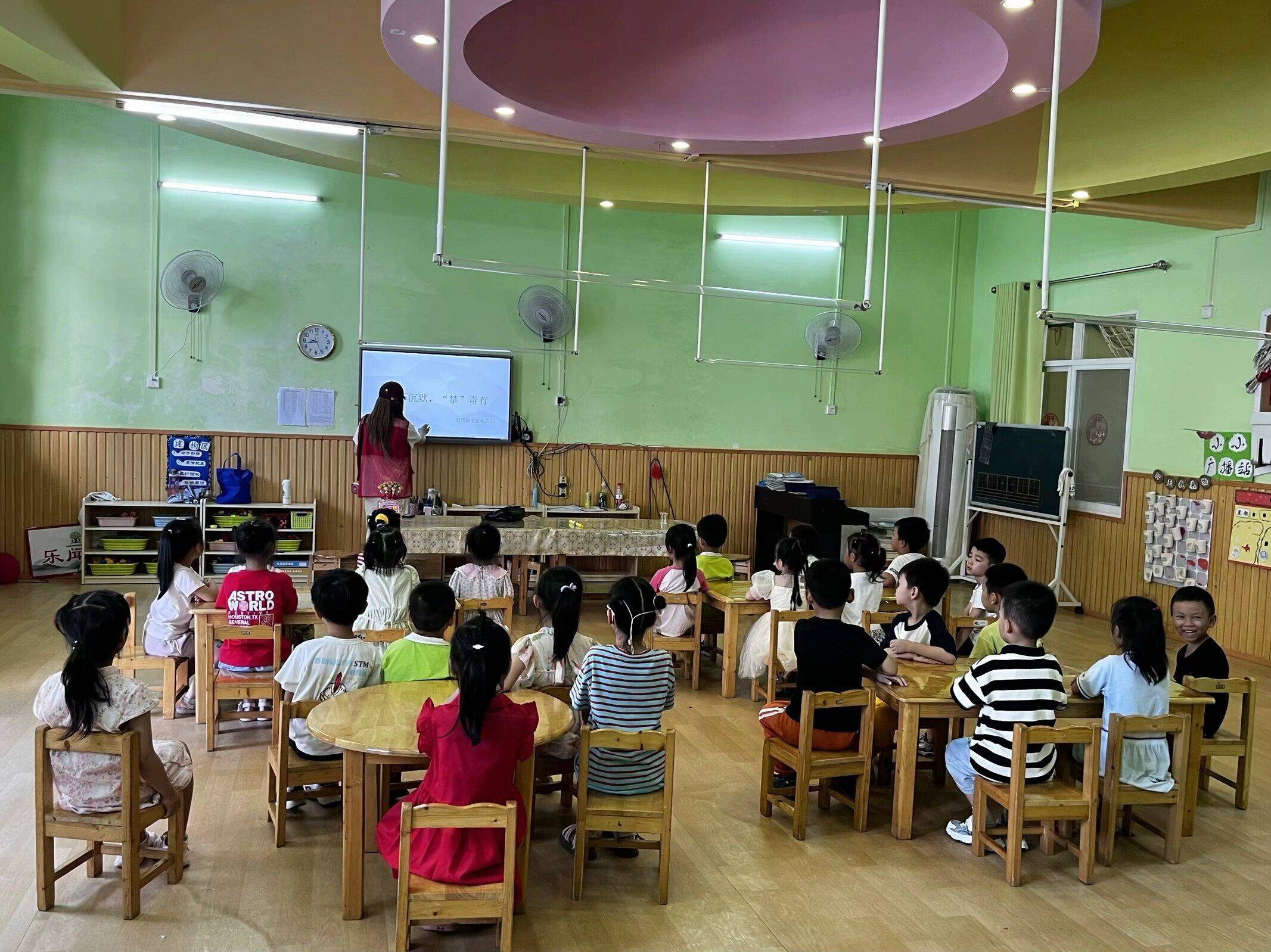 盛庭苑社区联合雅儒路小树林幼儿园开展禁毒防艾科普宣传活动