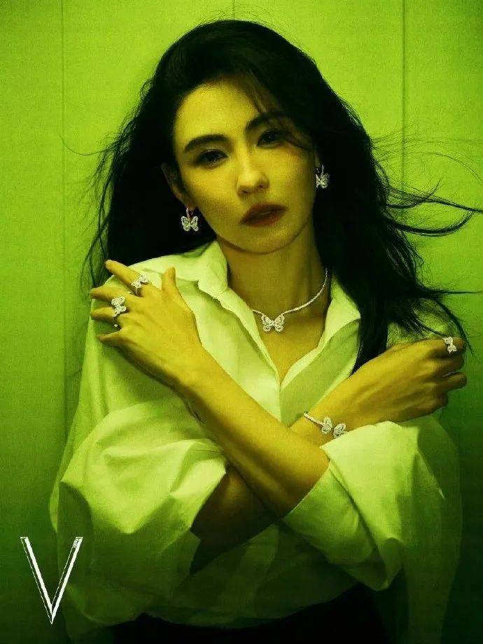 张柏芝身穿豹纹装，时隔26年再现我养你名场面！烈焰红唇太抢镜
