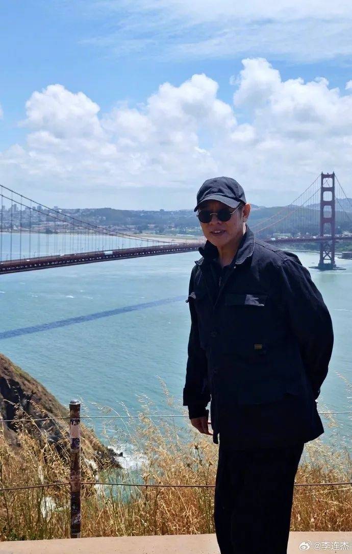 李连杰时隔50年重返金门大桥，晒照感慨“人老了”，已交代后事：树葬海葬无所谓