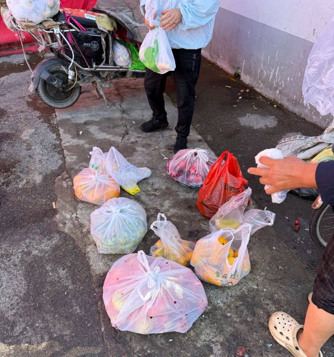 去新发地捡菜的北京中产，有多疯？？？