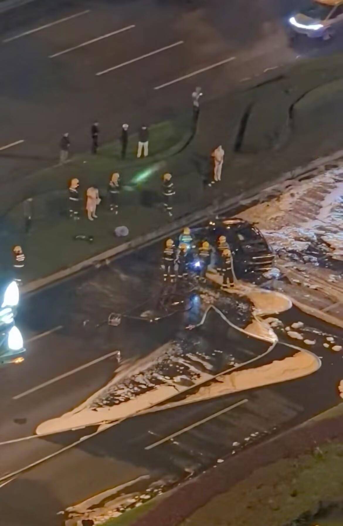 成都街头一新能源汽车凌晨起火,多名路人踹门砸窗参与救人,消防切割车身救人,当地回应