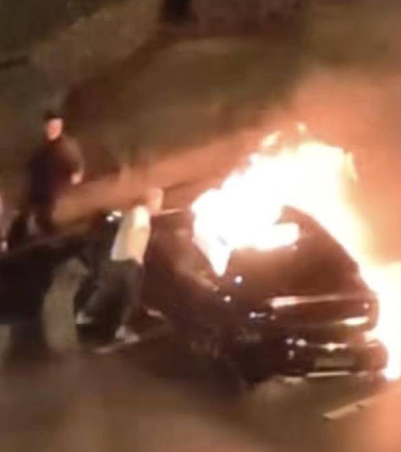 成都街头一新能源汽车凌晨起火,多名路人踹门砸窗参与救人,消防切割车身救人,当地回应