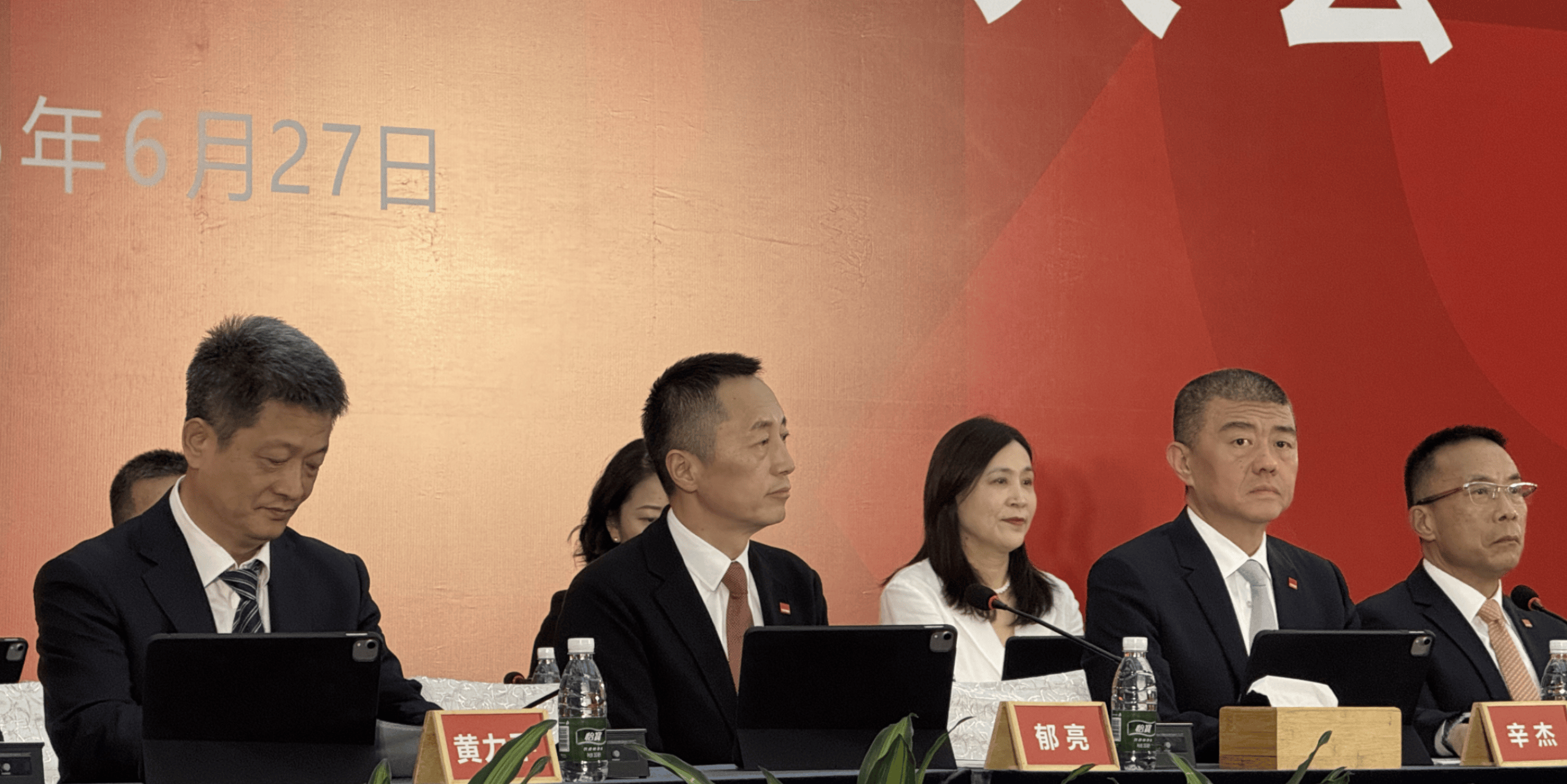 万科董事长辛杰辞职!年薪0元、原定明年退休,曾多次代表深铁力挺万科