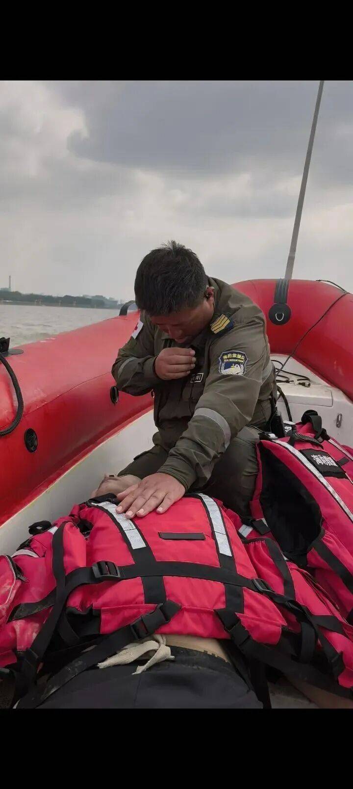 230斤重小伙酒后落水,漂浮7小时终获救……