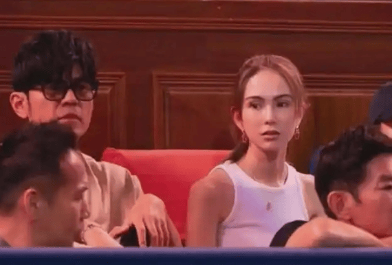 考古|昆凌现身暴瘦变化大！7年剖腹产下3娃，从“打工妹”到“天王嫂”，她的辛苦谁懂