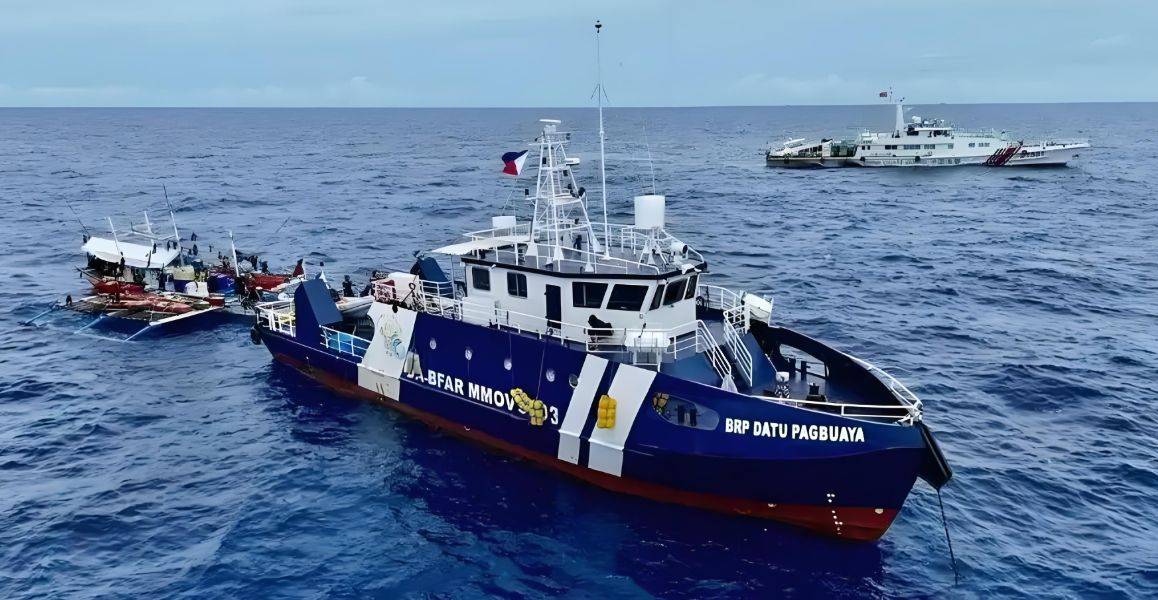 菲律宾护卫舰直奔南沙搞事，却突然发现黄岩岛上出现了高脚屋