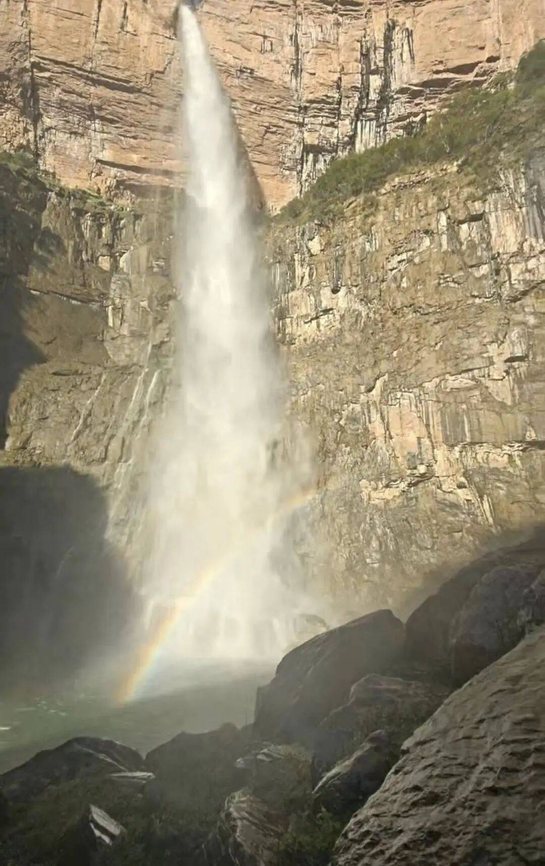 一大学生拍照时坠崖！不幸身亡！救援人员披露细节……