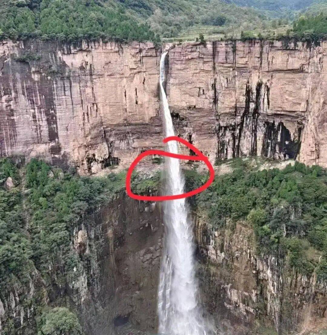 一大学生拍照时坠崖！不幸身亡！救援人员披露细节……