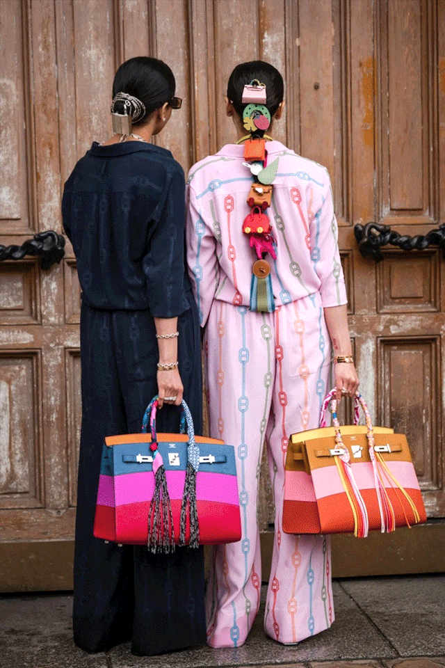 爱马仕当“头饰”，香奈儿挂满身，这对“神秘姐妹”是谁？