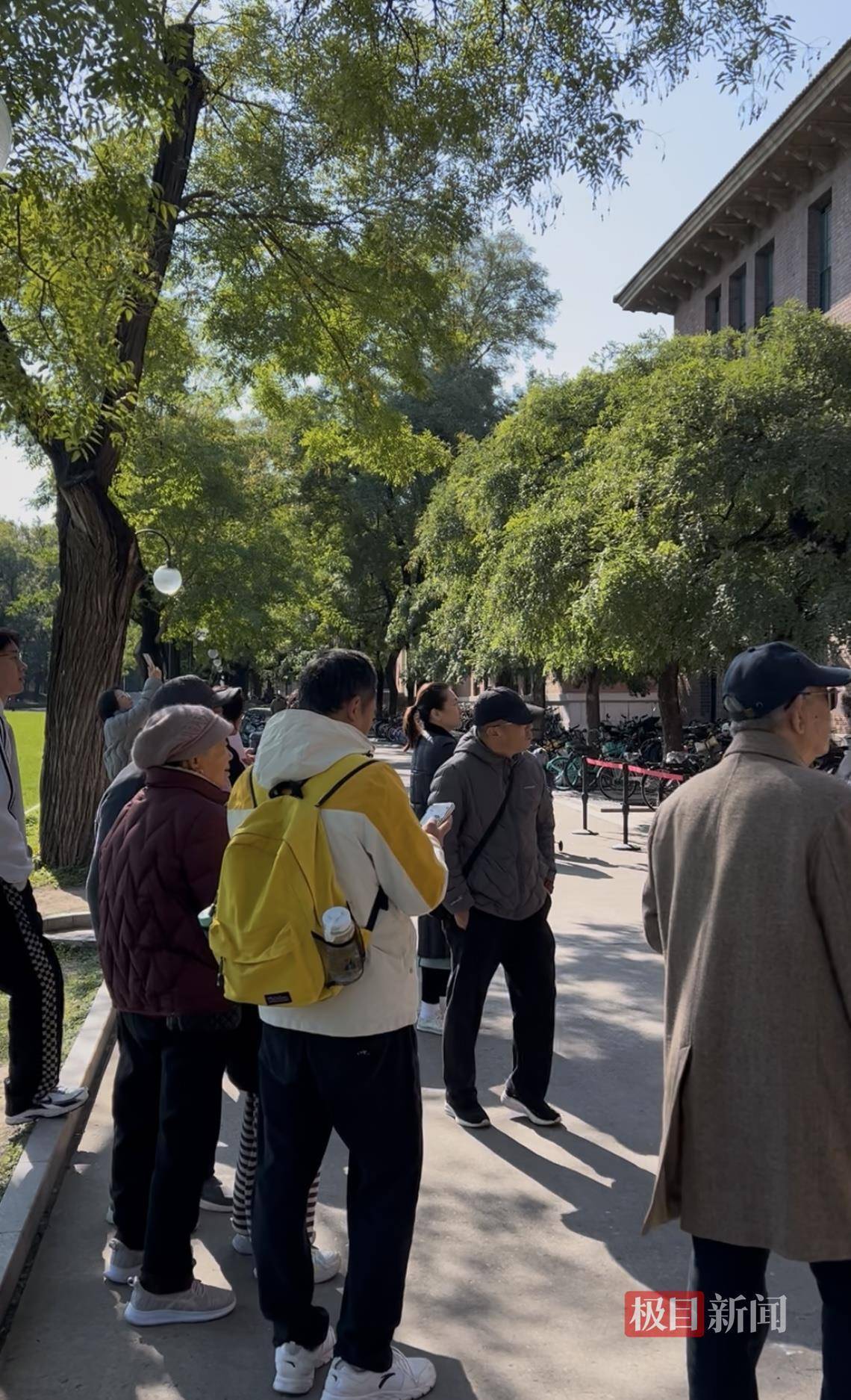 88岁清华毕业生前往缅怀室吊唁杨振宁：他是一个伟大的人，值得悼念