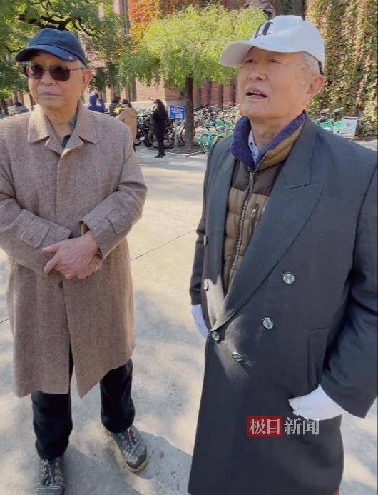 88岁清华毕业生前往缅怀室吊唁杨振宁：他是一个伟大的人，值得悼念