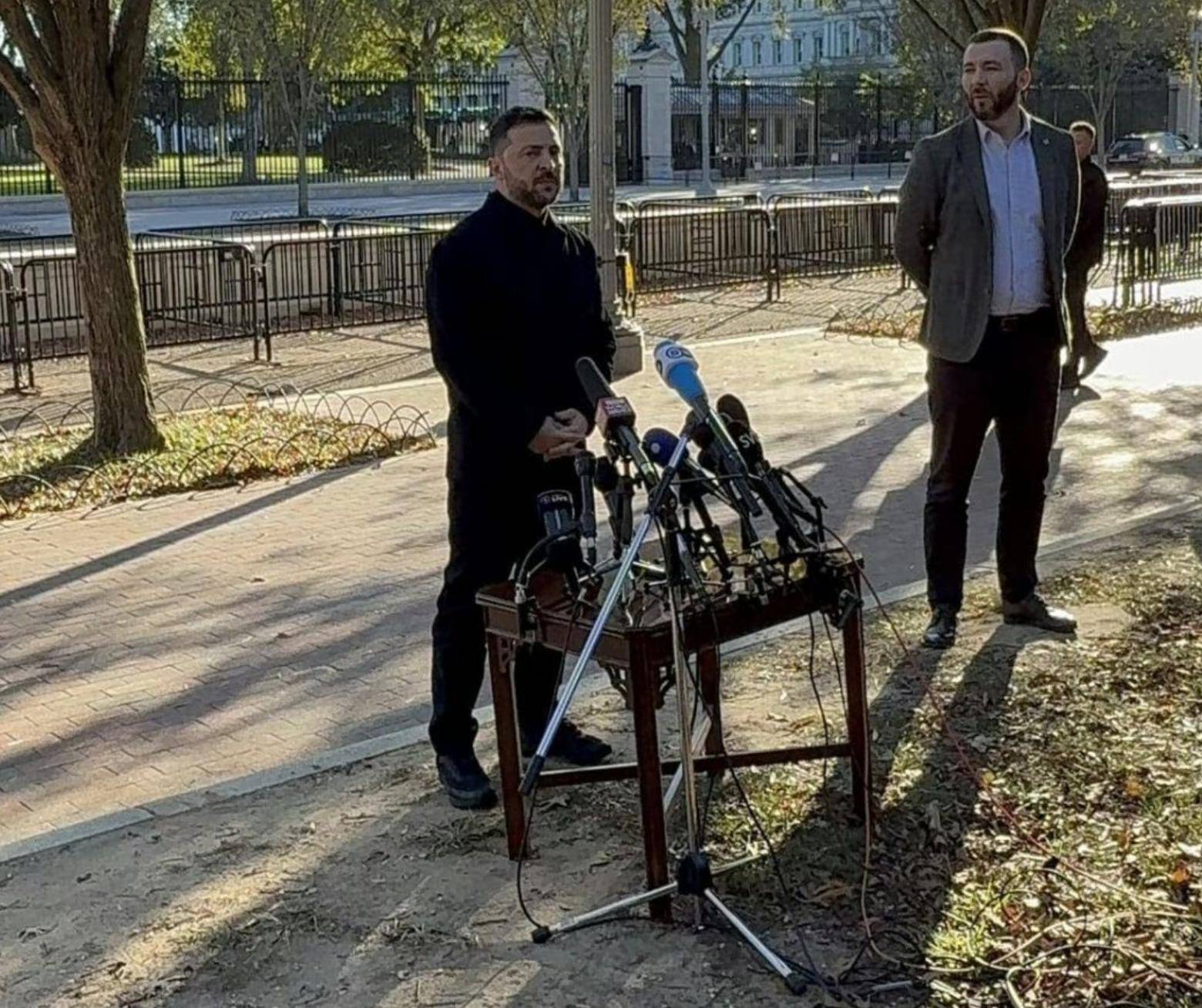 泽连斯基失望透顶，被美当面羞辱，终于认清了现实：只要能停火，领土也能谈！