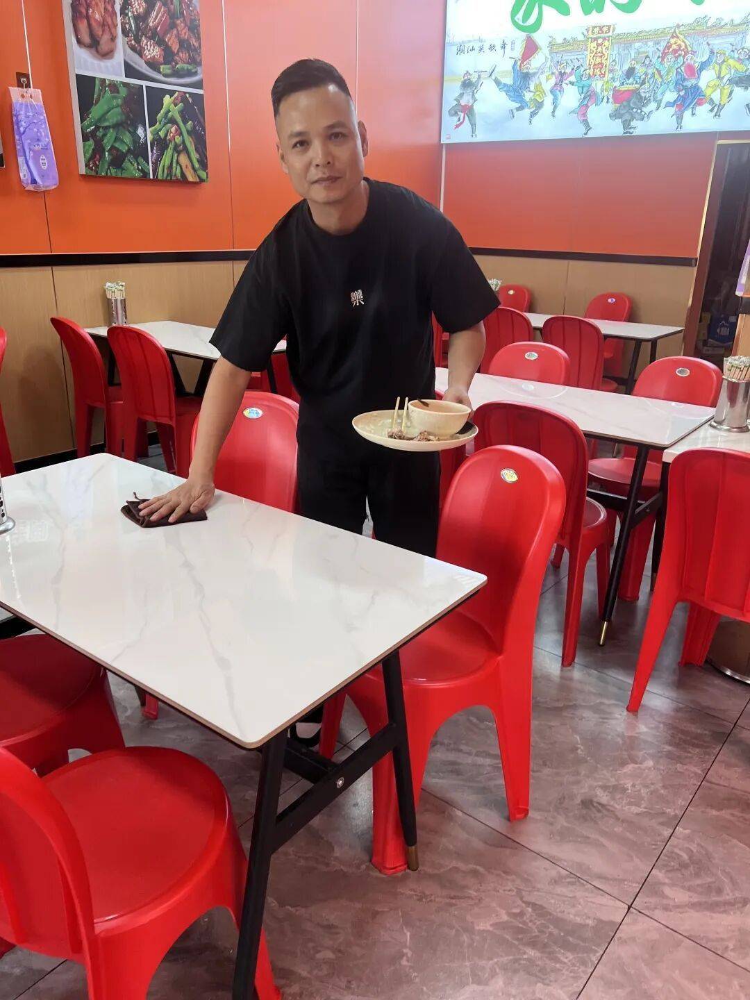 小伙到广州一猪脚饭店吃免费“2号餐”，突然跪地道谢，老板娘：以后要吃饭就直接过来