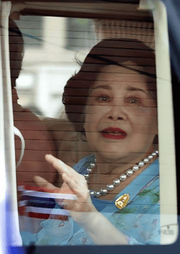 泰国王太后诗丽吉去世，留下19顶奢华王冠和她的传奇一生