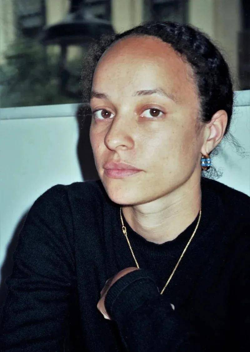 贾玲李现请假视频受热议，宁艺卓封面风格突破，顶尖设计师履新引关注