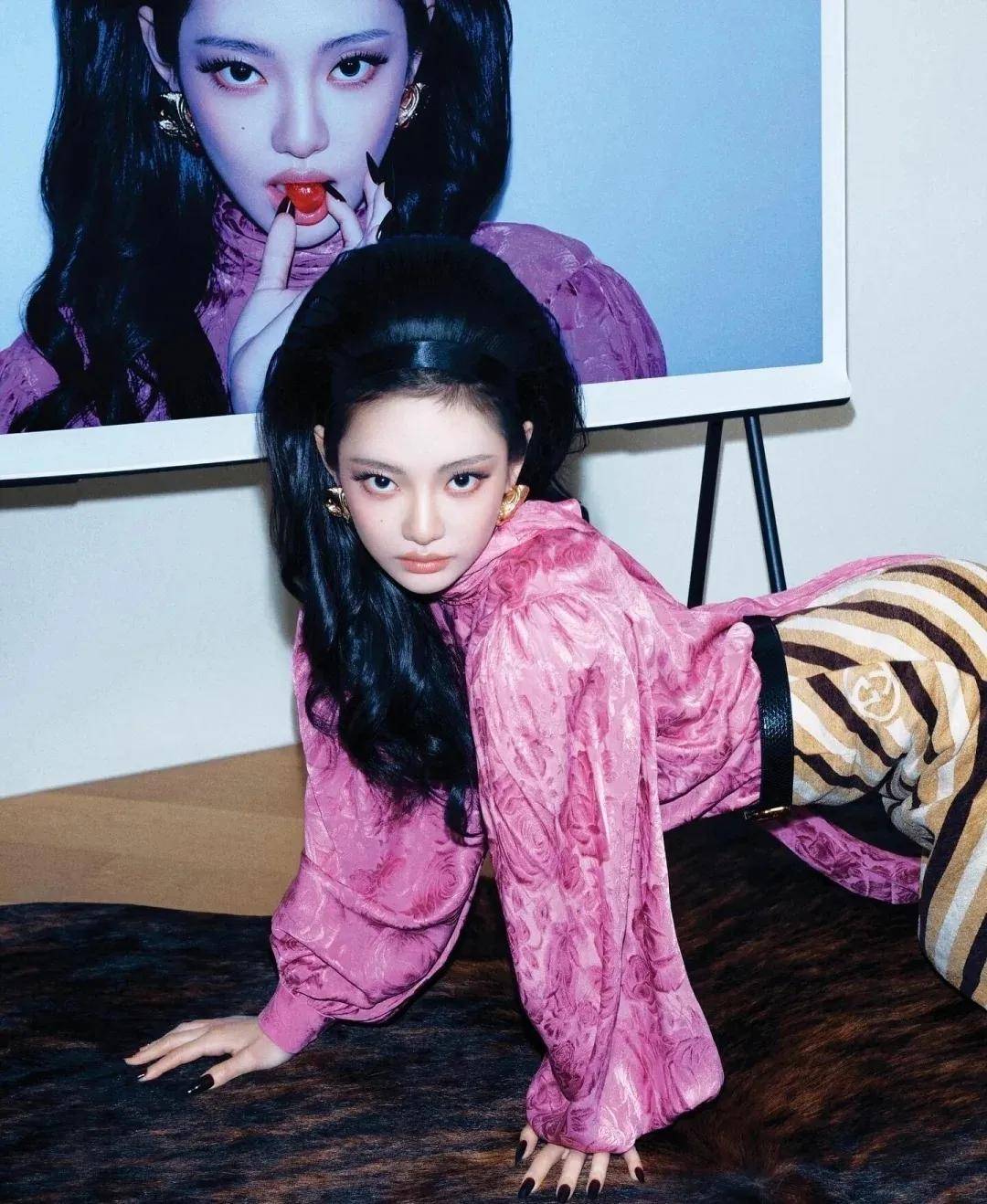 贾玲李现请假视频受热议，宁艺卓封面风格突破，顶尖设计师履新引关注