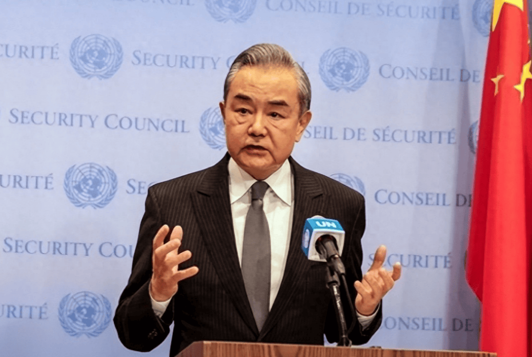 紧握巴勒斯坦代表双手，王毅发自肺腑的一句话，让在场人眼圈泛红