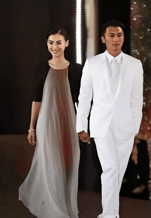 考古丨《喜剧之王》的“顶级售后”？周星驰罕见露面为张柏芝打call，瞬间点燃全场！