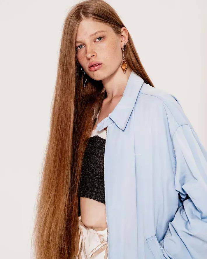 马斯克21岁女儿：改名字、换性别、与父亲决裂后，靠当模特力争经济独立