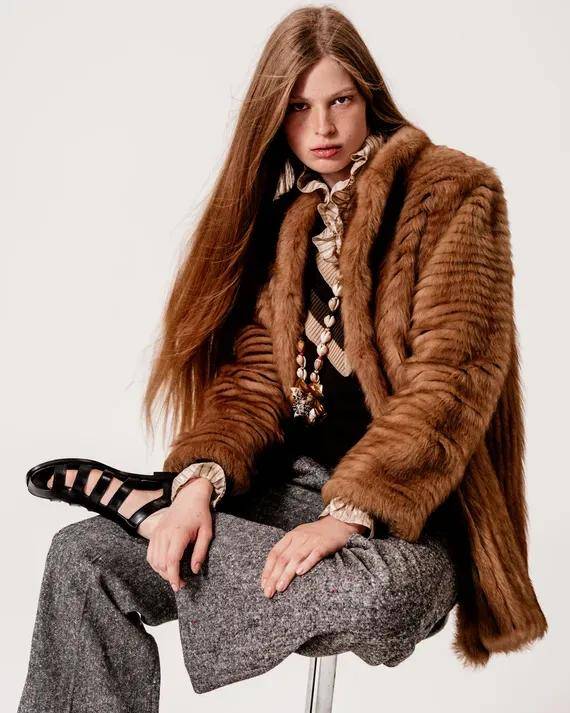 马斯克21岁女儿：改名字、换性别、与父亲决裂后，靠当模特力争经济独立